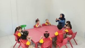 Kegiatan bersama di hari pertama sekolah