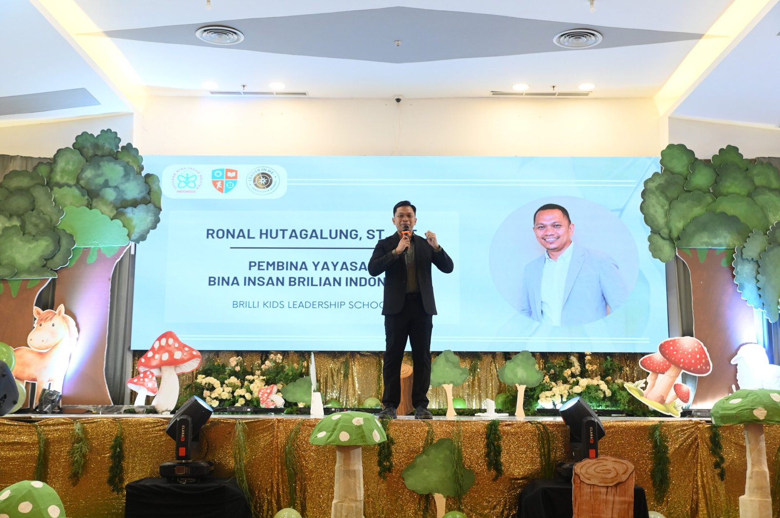 Melatih kecakapan sosial emosional